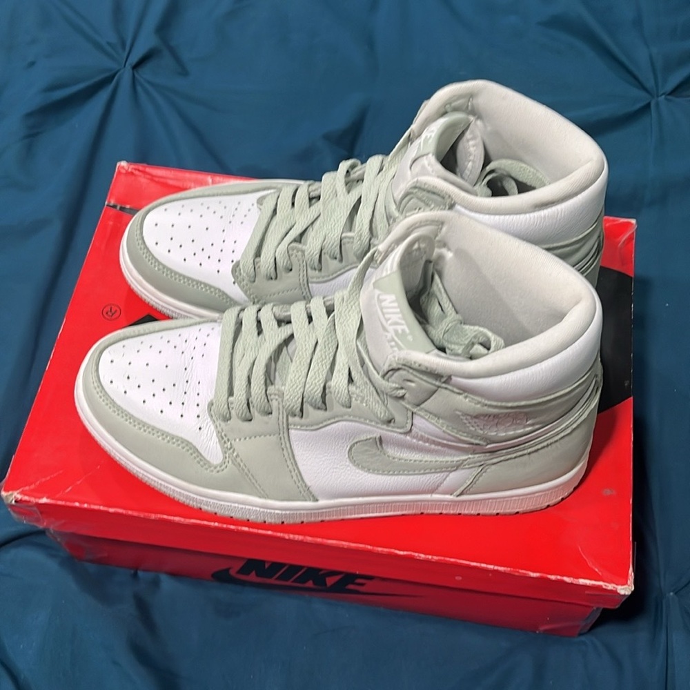 Jordan 1 high seafoam.   M7.5 / W9 - Picture 7 of 10